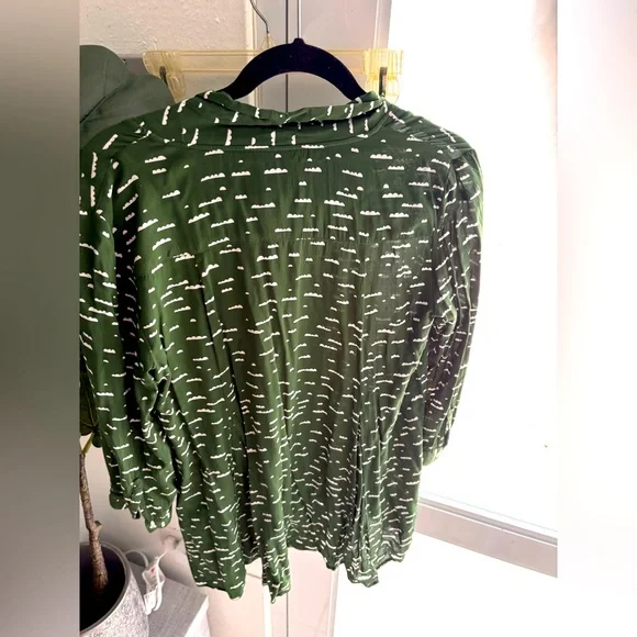 Bundle 2 for $30: Anthropologie Green Women's Top. Size Small. - Picture 4 of 5